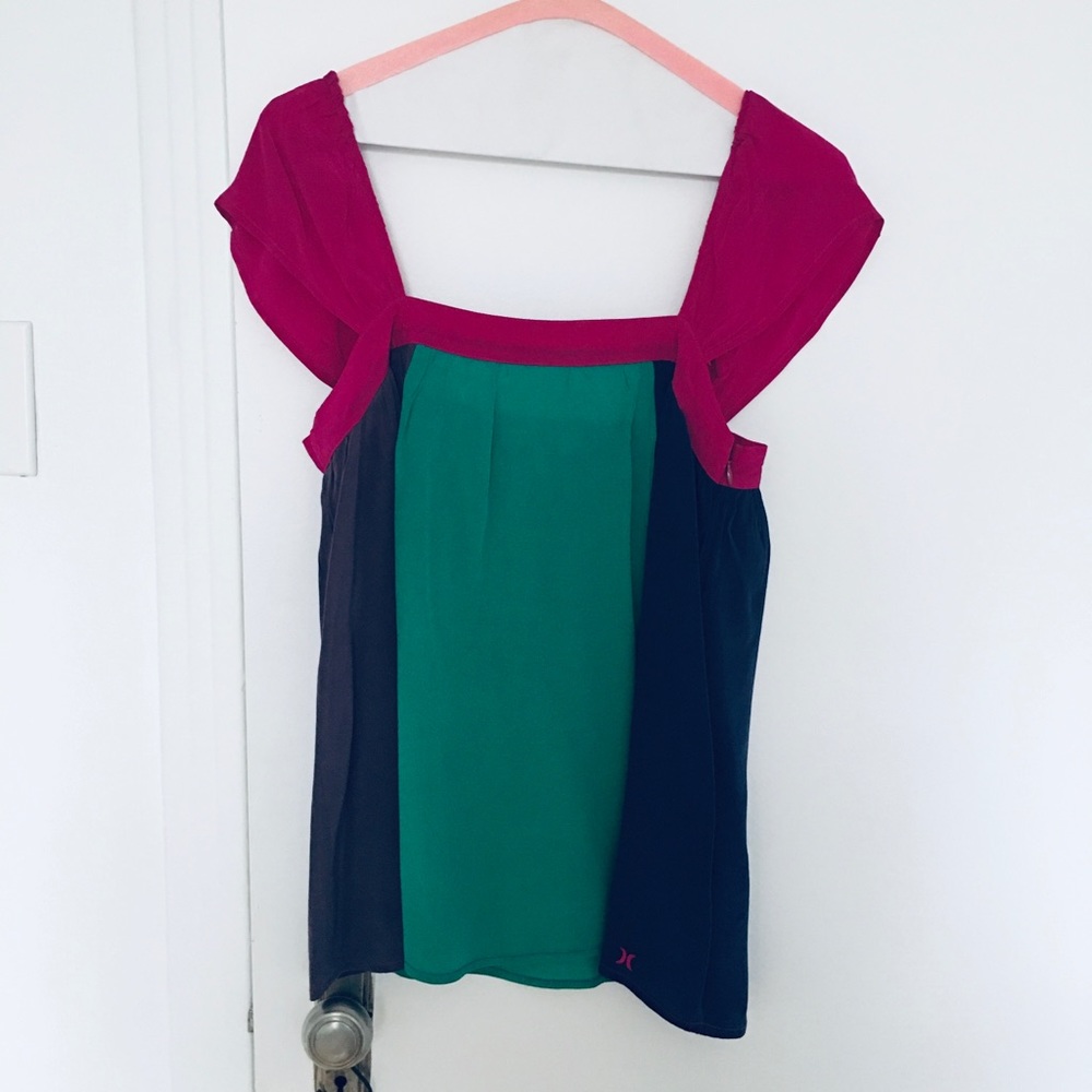 Hurley Silk top in abstract color